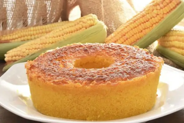 Há um encanto silencioso nas receitas antigas. Um perfume que vem da lembrança, misturado ao cheiro de lenha e ao riso das avós. O bolo de milho caseiro da roça é mais do que uma receita — é um retrato da simplicidade que mora no sabor.